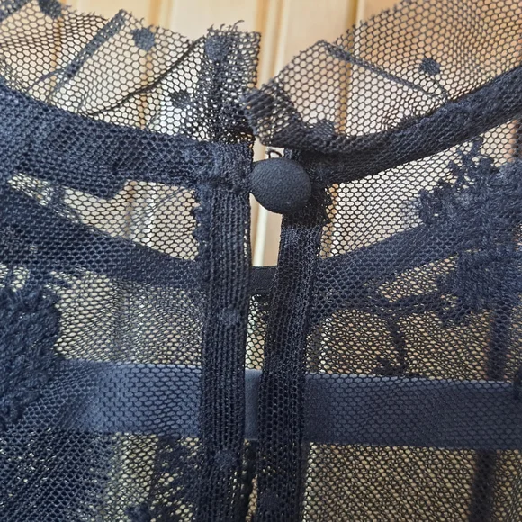 WHO WHAT WEAR Sheer Tull Lace Black Embroidered Sleeveless Blouse Sz S - Picture 5 of 6